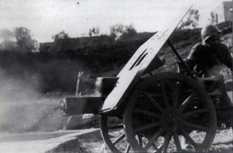 Obice 75/13 Skoda M 15 che ha appena sparato e in pieno rinculo